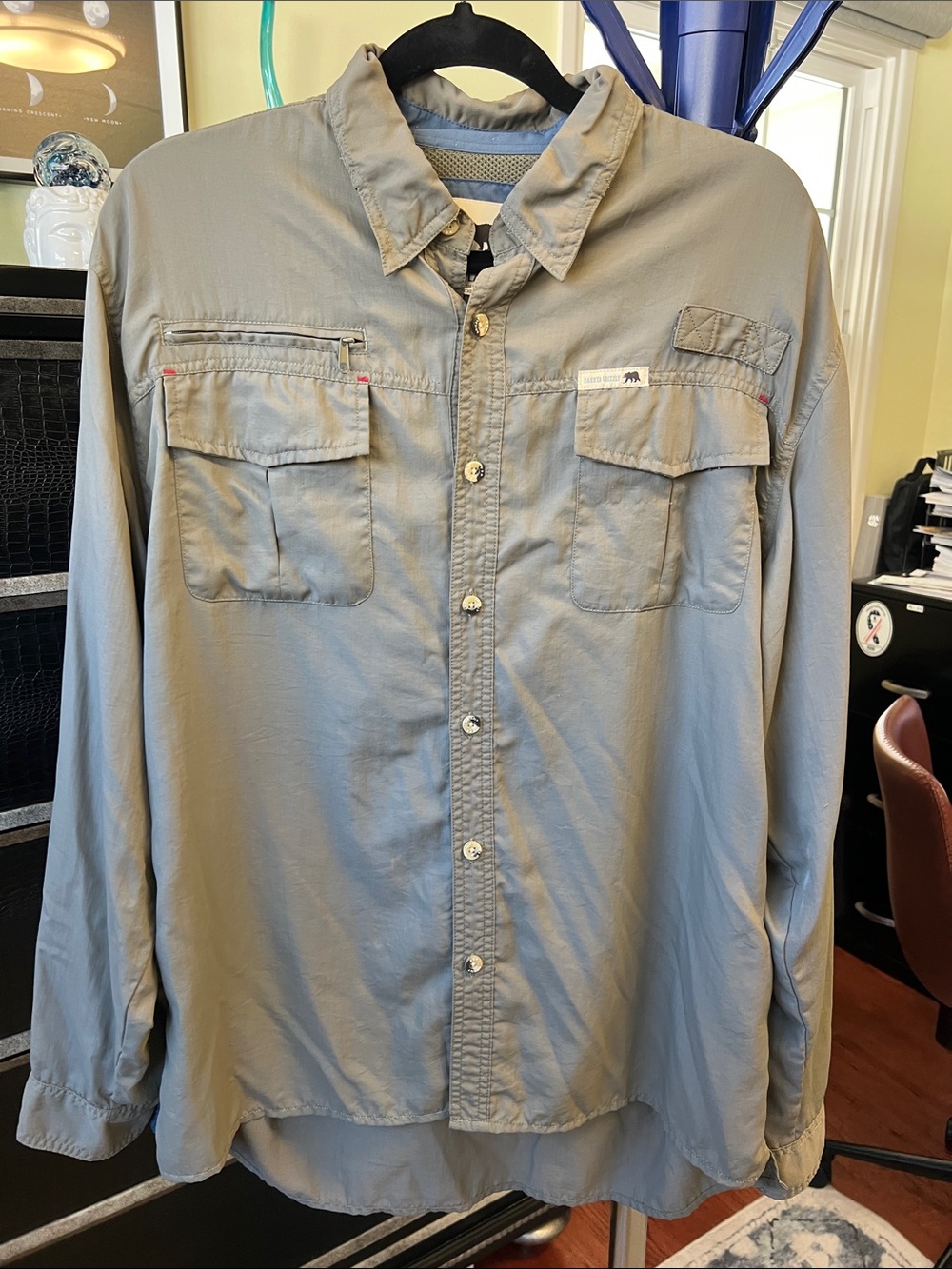 Men's Light Gray Long-Sleeve Button-Down Shirt with Chest Pockets - size Large